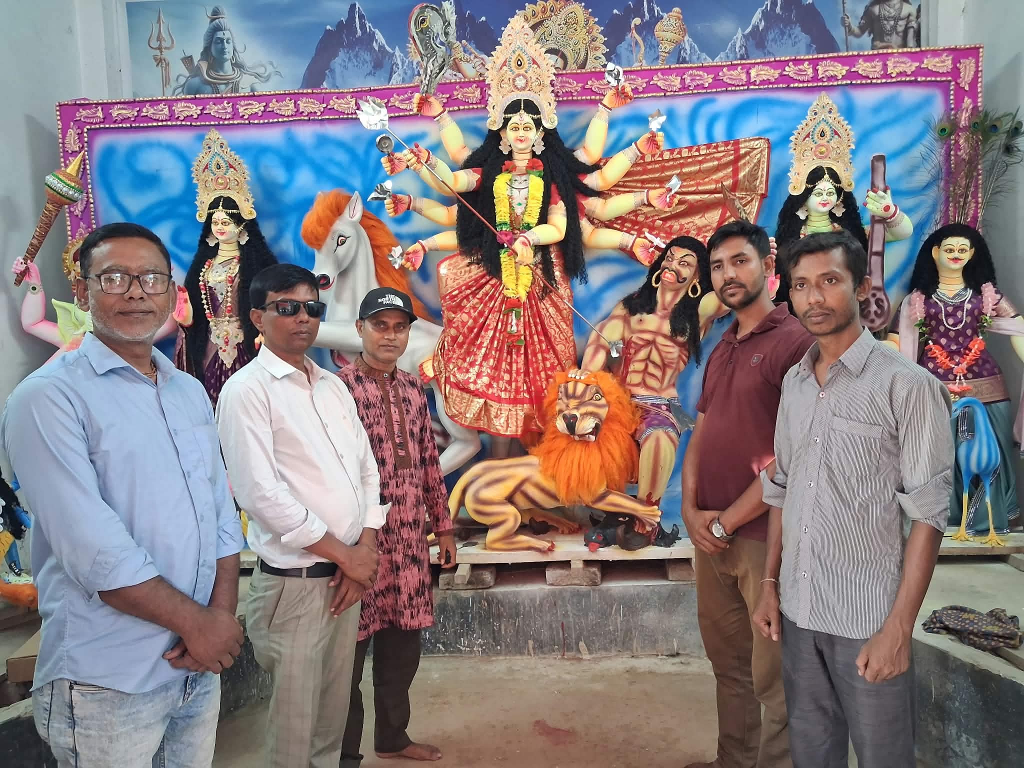 মাদারগঞ্জে ২৮ টি মন্দিরে প্রতিমার কাজ শেষ’ শুক্রবারে ষষ্টমী শুরু